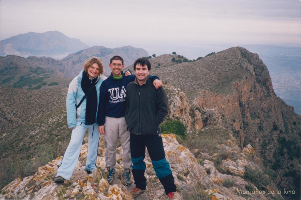 Reme, Jesús Santana y Joaquín en la cima de la Leja de Millamón, 634 mts., a la derecha el Cabezo Lodroño, detrás en el centro la Cruz de La Muela, al fondo la Sierra de Callosa